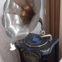 گرامافون ایستاده در حد اکبند