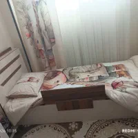 تخت و کتابخانه