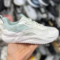 همکار خانم کفش فروشی تمام وقت شاگرد