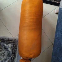 بالشت سنتی پر یه روکش زرشکی مخمل هم داره