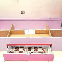 تخت و کمد و میز آرایش دخترانه تمیز و زیبا