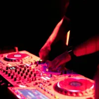 دی جی جشن عروسی عقد تولد اجرای زنده کافه رستوران