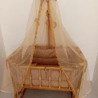 گهواره و تخت کنار مادر نوزاد