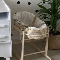 کریر و تخت کنار مادر