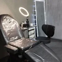 تخت سه تیکه سالن ،ترولی،صندلی چرخی،و میز ناخن