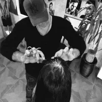 اجاره صندلی در آرایشگاه مردانه