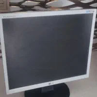 کامپیوتر رایانه خانگی با میز