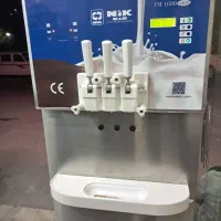 یه سری وسایل بستنی فروشی با تابلو روان