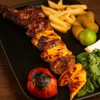 کمک آشپز وارد به منقل کبابی