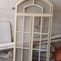 پنجره سالم و تمیز و رنگ شده در حد نو