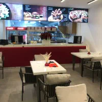 پیتزا زن ساندویچ زن آماده ساز سالن کار فست فود