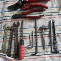 قیچی باغ بانی .تیز .سالم .ومقداری اچار الات