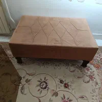 میز وسط همراه با شیشه رویش