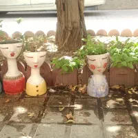 گلدان‌های کنار باغچه ای