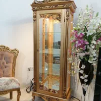 ویترین چوبی طلایی