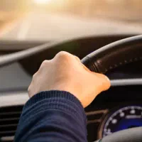 راننده با ماشین