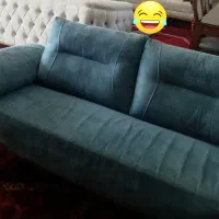 ۲عددمبل.یکی۴نفره۳نفره.میزوسط مشکی بزرگ‌و۳تاکوچیک