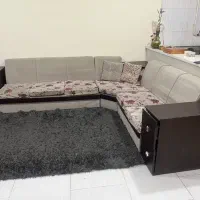 تخت دو نفره و میز و فرش و میز و پاف