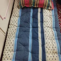 یک عدد تشک ا نفره و بالش