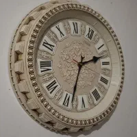 ساعت کرم رنگ