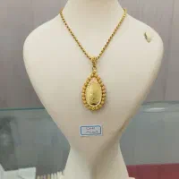 زنجیر و پلاک 100 بالای تابلو