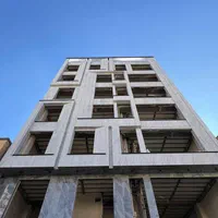 کارگر ساده دائم ساختمان در حال ساخت