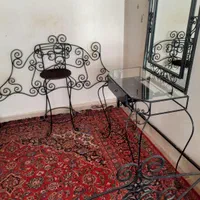 تخت خواب فلزی و میز ارایش و صندلی