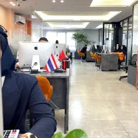 منشی در آژانس هواپیمایی