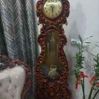 ساعت ایستاده کنار سالنی