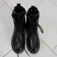 بوت|کیف، کفش، کمربند|پیشوا, |دیوار