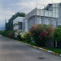به یک کارگر فنی دست به فرز آشنایی با جوشکاری