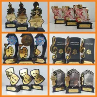 تندیس اهدایی و لوح تقدیر