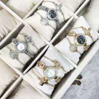 ساعت دو دستبنده