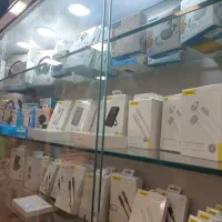 فروشنده غرفه لوازم جانبی و خدمات موبایل