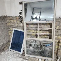 در چوبی و پنجره آهنی