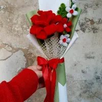 گل رز بزرگ و شکوفه پینترسی