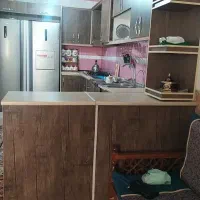 کابینت آشپزخانه قهوه‌ای و شیری