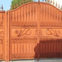 درب حیاط ماشین رو دولنگه و یک لنگه نفر رو
