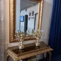 ایینه و شمعدان با میز