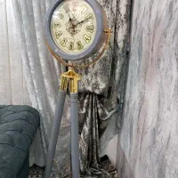 ساعت سه پایه طوسی و طلایی