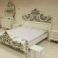 تخت دونفره همراه تشک و دوعددکنسول