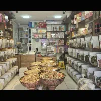 فروشنده  خانم مغازه خشکبار