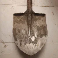 بیل با دسته چوبی