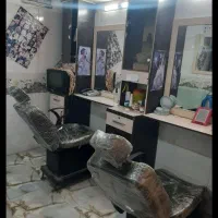 دکور آرایشگاه زنانه و مردانه تمیز در حد نو