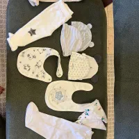 کلاه و پیشبند و شلوار نوزادی مارک دار