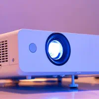 اجاره ویدیو پرژکتور با پرده نمایش و باند پروجکشن