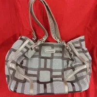 کیف دستی و پول ‌، بارونی مانتو شال فقط ۱۰۰ ورق بزن