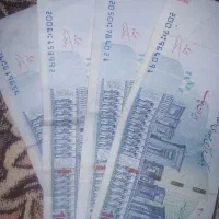 تعدادی پول با امضای قرمز