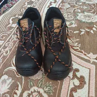 یک جفت کفش ایمنی کار و کوهنوردی
