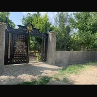 دور-دیوار-با-بنای-نیمه-ساخت-و-قدمت-بالا